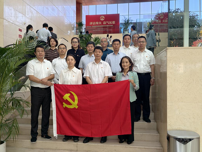 图为参观天津市纪念抗日战争胜利80周年文物展